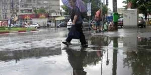 Trecătorii au fost nevoiţi să meargă prin apă