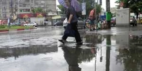 Trecătorii au fost nevoiţi să meargă prin apă