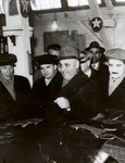 Gheorghe Gheorghiu-Dej și Nicolae Ceaușescu vizitează o întreprindere din Cluj (© „Fototeca online a comunismului românesc”, cota: 10/1960)