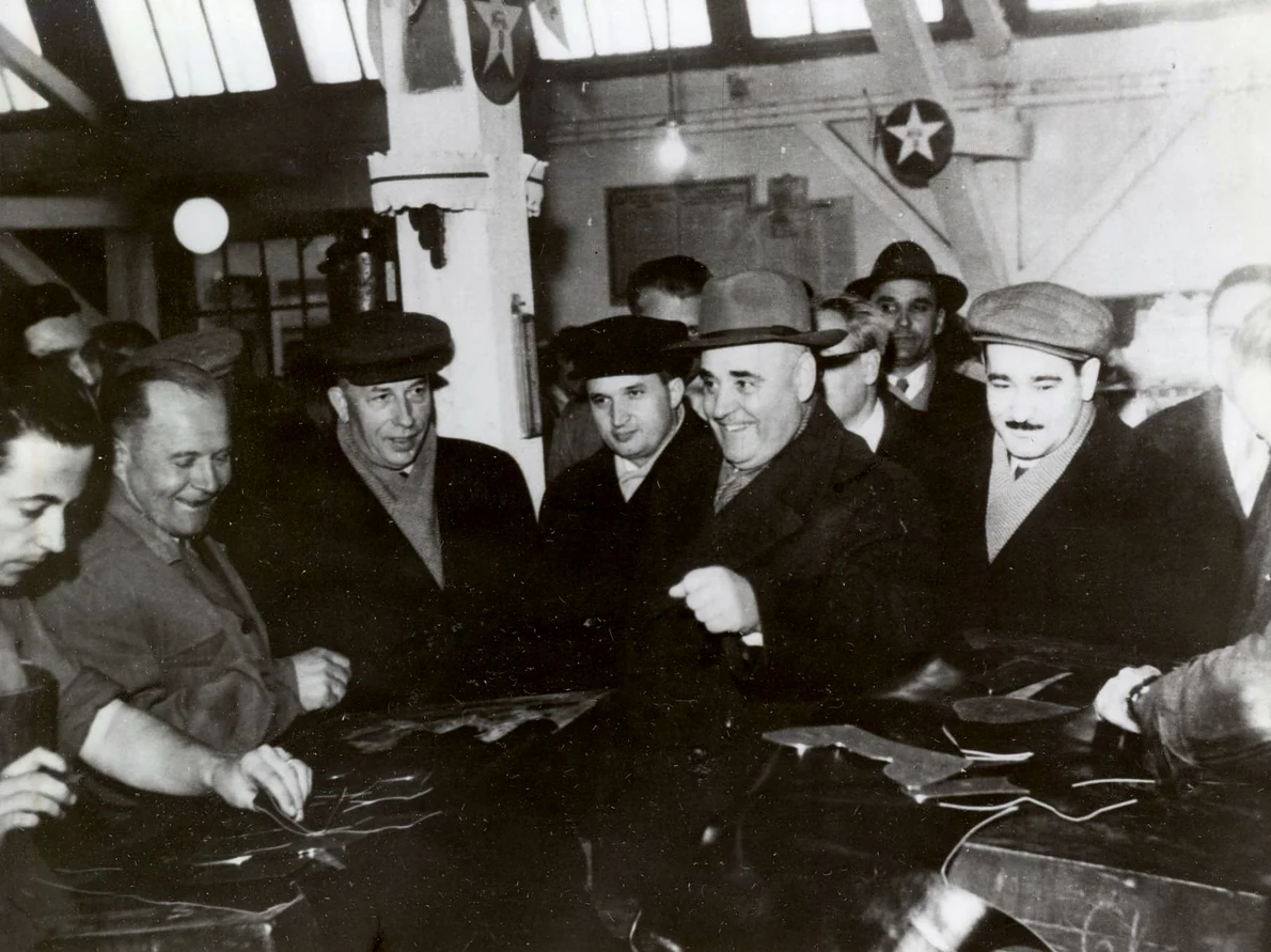 Gheorghe Gheorghiu-Dej și Nicolae Ceaușescu vizitează o întreprindere din Cluj (© „Fototeca online a comunismului românesc”, cota: 10/1960)