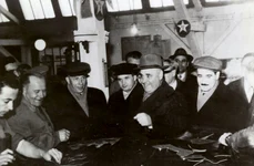 Gheorghe Gheorghiu-Dej și Nicolae Ceaușescu vizitează o întreprindere din Cluj (© „Fototeca online a comunismului românesc”, cota: 10/1960)