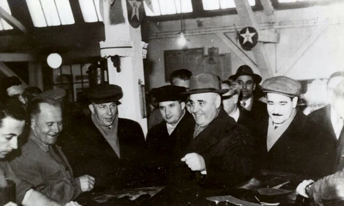 Gheorghe Gheorghiu-Dej și Nicolae Ceaușescu vizitează o întreprindere din Cluj (© „Fototeca online a comunismului românesc”, cota: 10/1960)