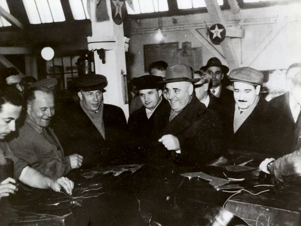 Gheorghe Gheorghiu-Dej și Nicolae Ceaușescu vizitează o întreprindere din Cluj (© „Fototeca online a comunismului românesc”, cota: 10/1960)