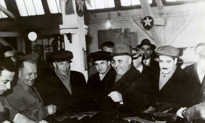 Gheorghe Gheorghiu-Dej și Nicolae Ceaușescu vizitează o întreprindere din Cluj (© „Fototeca online a comunismului românesc”, cota: 10/1960)