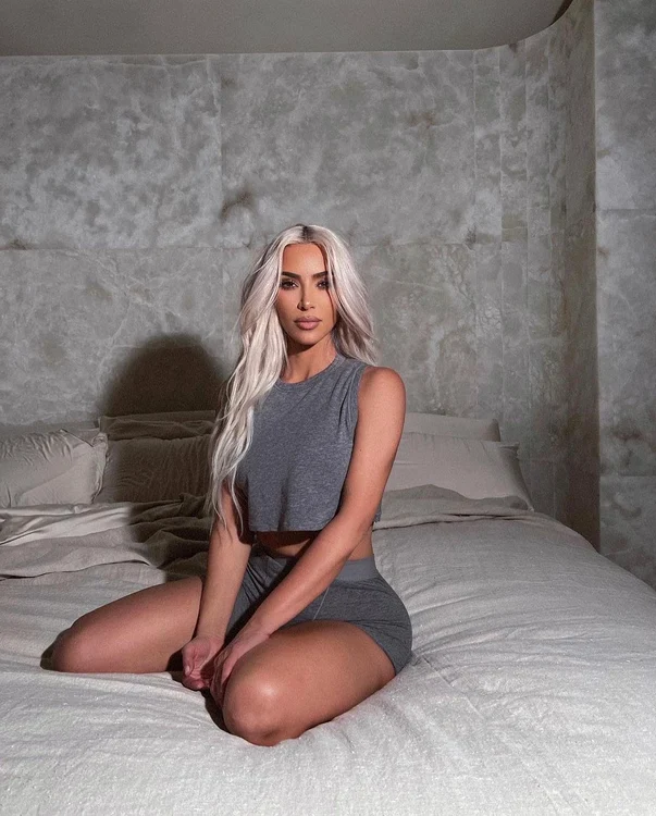 Kim Kardashian blondă (3) jpg