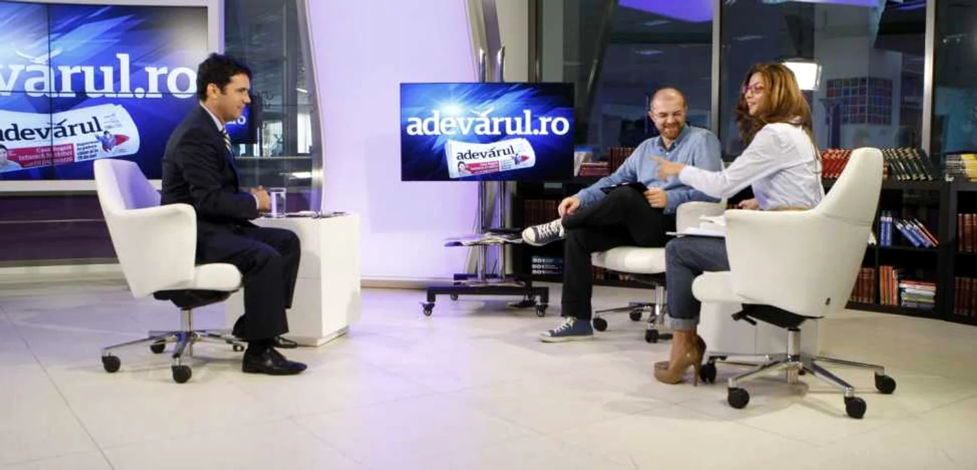 Remus Pricopie în studio la Adevărul Live împreună cu redactorul-şef Dan Marinescu şi editorul pe Educaţie, Oana Crăciun   FOTO: Adevărul