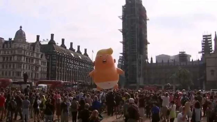 Balon cu chipul lui Trump ridicat în centrul Londrei FOTO Captura YouTube