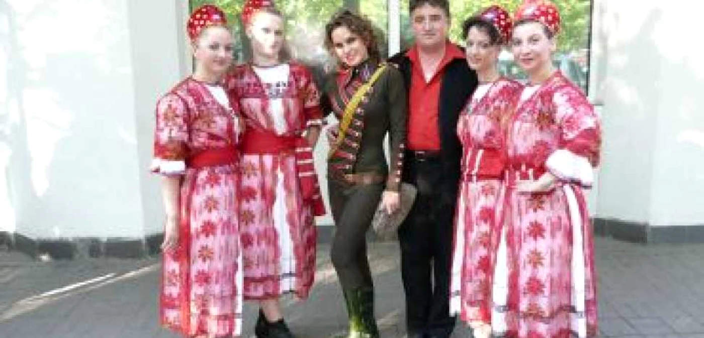 Slatina: Artiştii de la „Doina Oltului“ dansează cu Anna Lesko