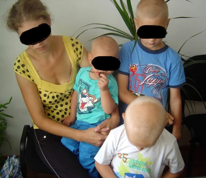 Botoşăneanca a ajuns cu toţi cei trei copii în protecţia statului FOTO botosaneanul.ro