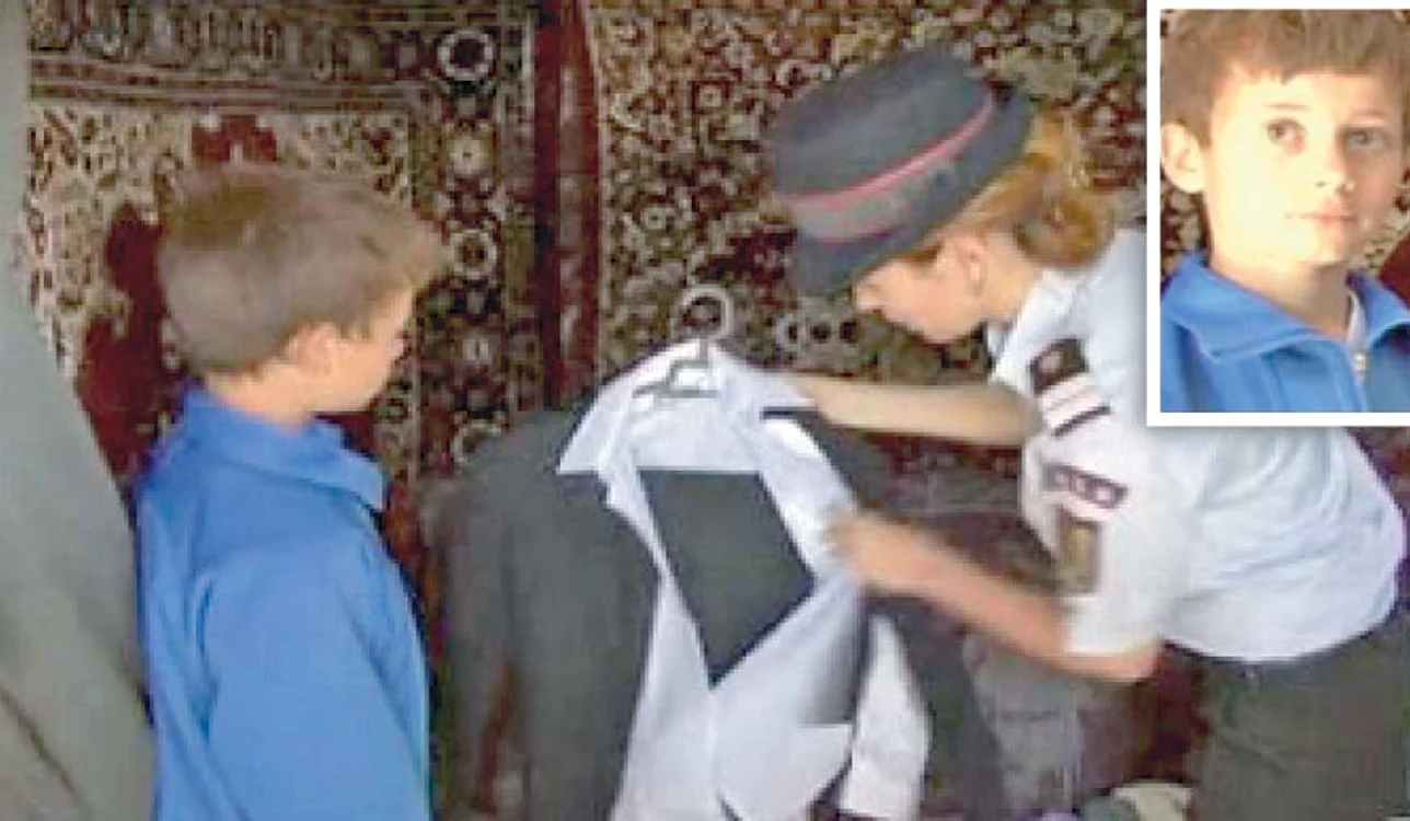 
    Adrian a primit  un costum să  se îmbrace elegant  de sărbători  (CAPTURI: România TV)  