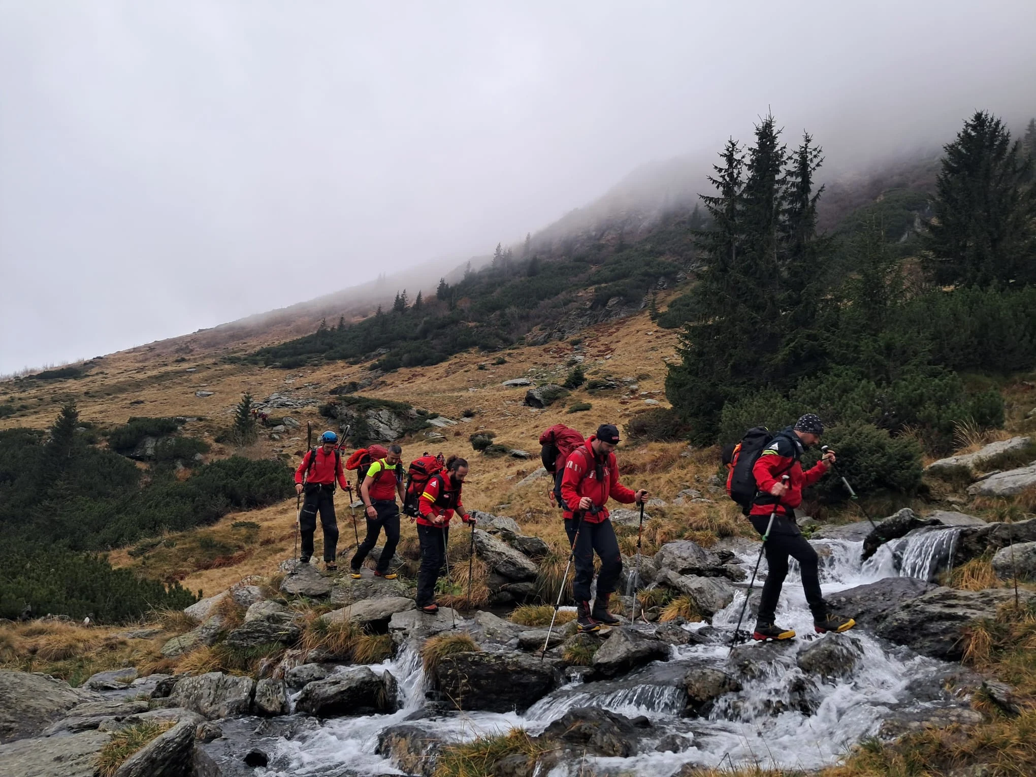 O nouă tragedie pe munte, în Făgăraş. Un bărbat a murit după ce a căzut 500 de metri, de pe Vârful Lespezi