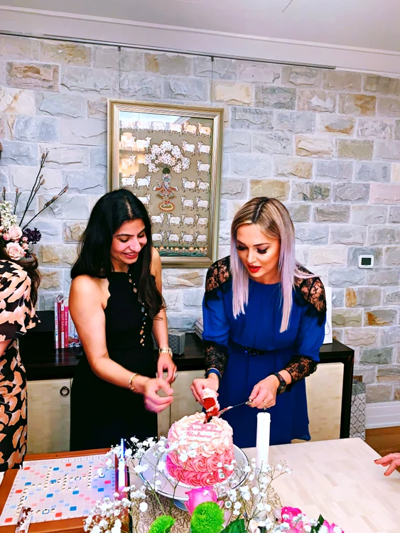 Raluca s-a bucurat de fiecare tort primit
