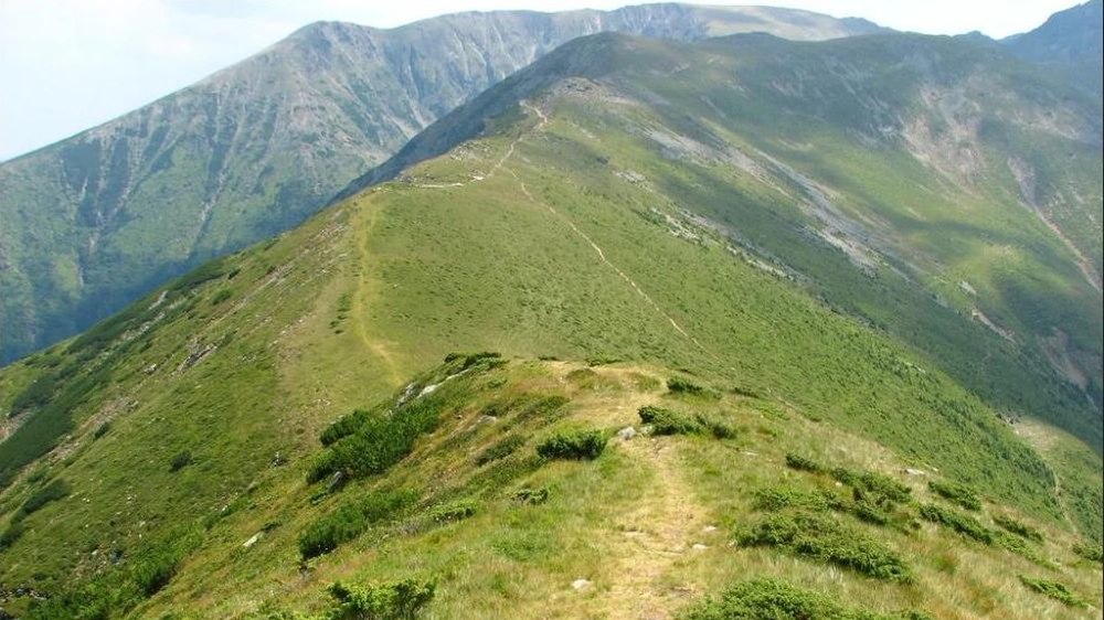 Unde se află cele mai înalte dealuri din România. Sunt la distanță de 44 kilometri unul de celălalt