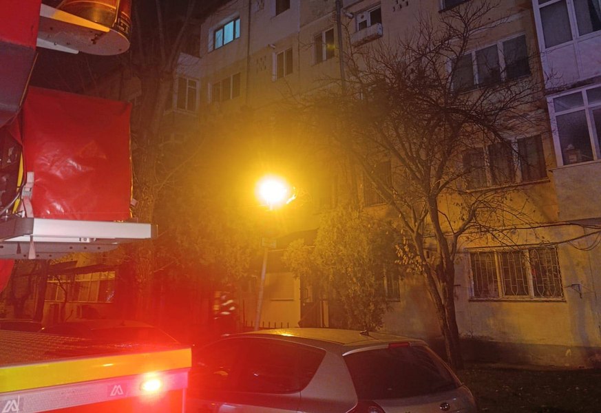 Explozie într-un apartament din Iași provocată de o scurgere de gaz. Un bărbat are arsuri de gradul I