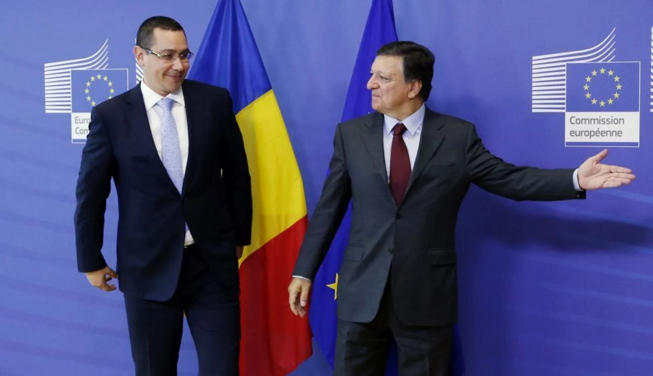 Jose Manuel Barroso (dreapta) îl invită 
pe Victor Ponta să mai mediteze asupra unor probleme reliefate în raport. 
Preşedintele CE a văzut însă şi progrese  


p Foto: reuters