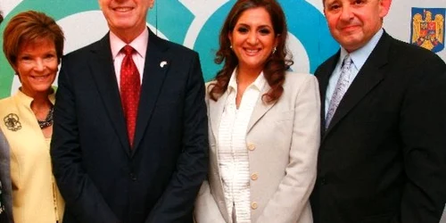 Doctorul Valentin Munteanu şi Wajiha Haris, preşedinta Scheherezade (de la dreapta la stânga), cu ocazia conferinţei