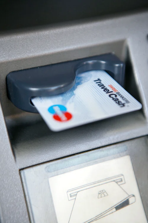 Hoţii au ştiut că bancomatul este plin cu bani