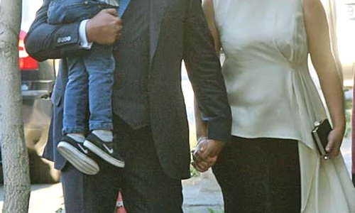 Ioana Băsescu, alături de Radu Pricop, soţul ei, şi de băieţelul lor jpeg