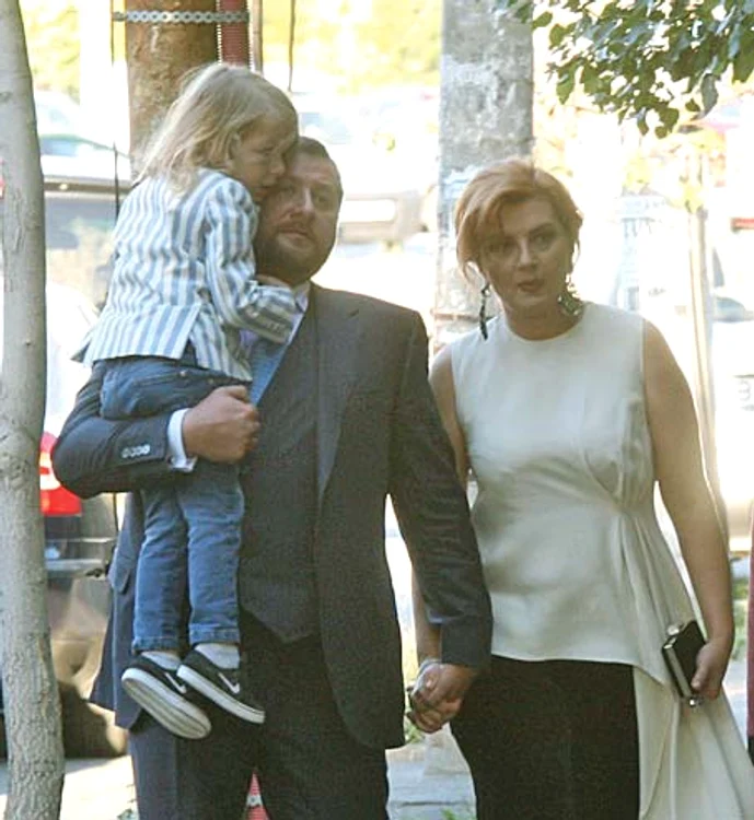 Ioana Băsescu, alături de Radu Pricop, soţul ei, şi de băieţelul lor