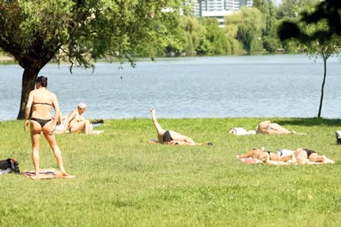 Lipsiţi de orice inhibiţii, bucureştenii s-au scăldat în soare în costume de baie