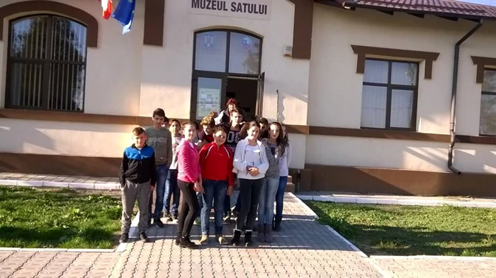 Elevii Şcolii Gimnaziale nr. 1 din oraşul Ţăndărei, în vizită la Muzeul Satului Vlădeni (noiembrie 2015)