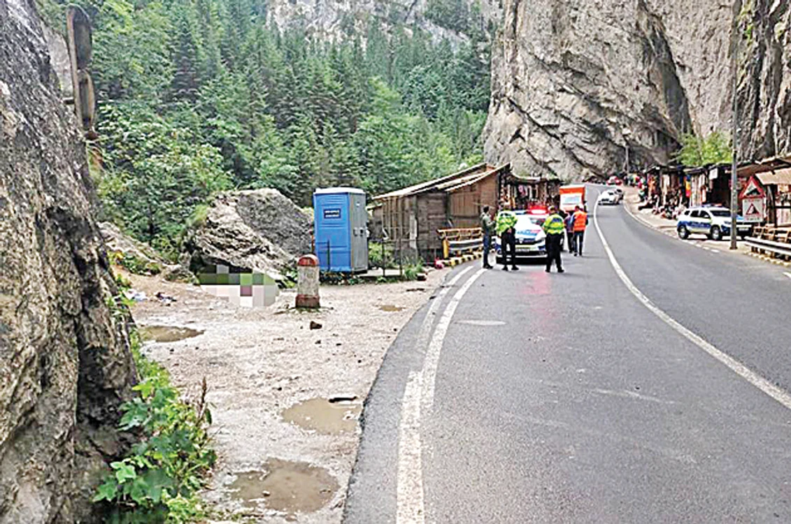 Turist rănit la cap de o bucată de stâncă, la Cheile Bicazului