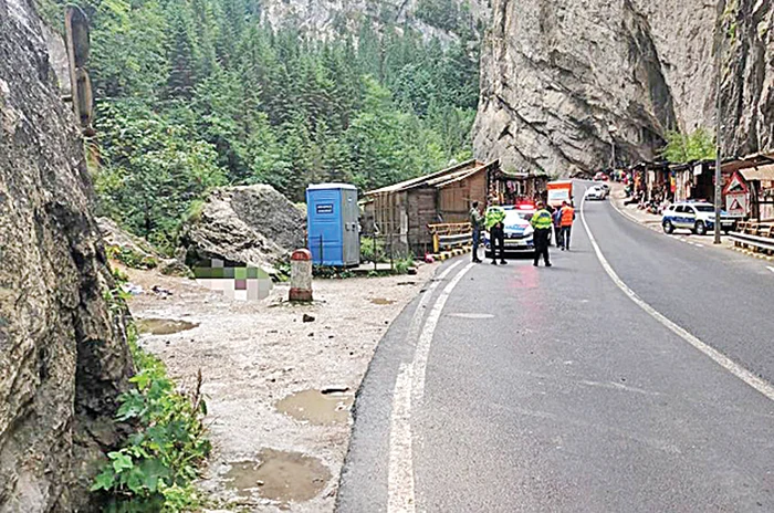 Turist rănit la cap de o bucată de stâncă, la Cheile Bicazului