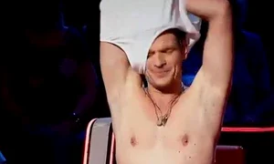 Tudor a renunțat rapid la tricou și pantaloni jpeg