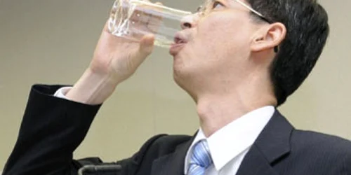 Parlamentarul japonez era vizibil nervos in momentul in care a baut apa provenind din interiorul centralei