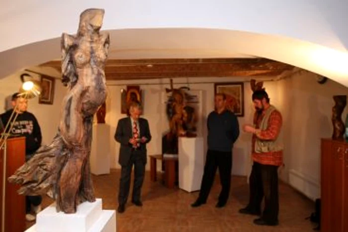 Craiova: „Neterminata“, expoziţie de sculptură la Tradem