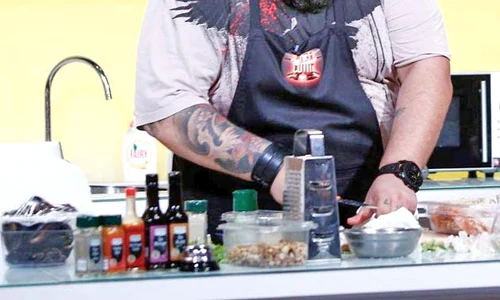 Ajunge să petreacă  până la 14 15 ore  pe zi în bucătărie jpeg