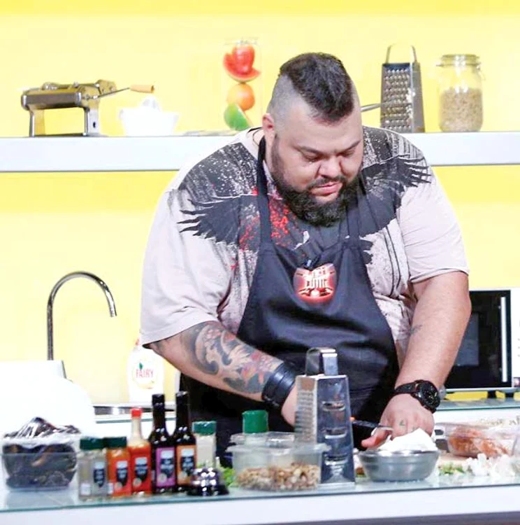 Ajunge să petreacă  până la 14-15 ore  pe zi în bucătărie