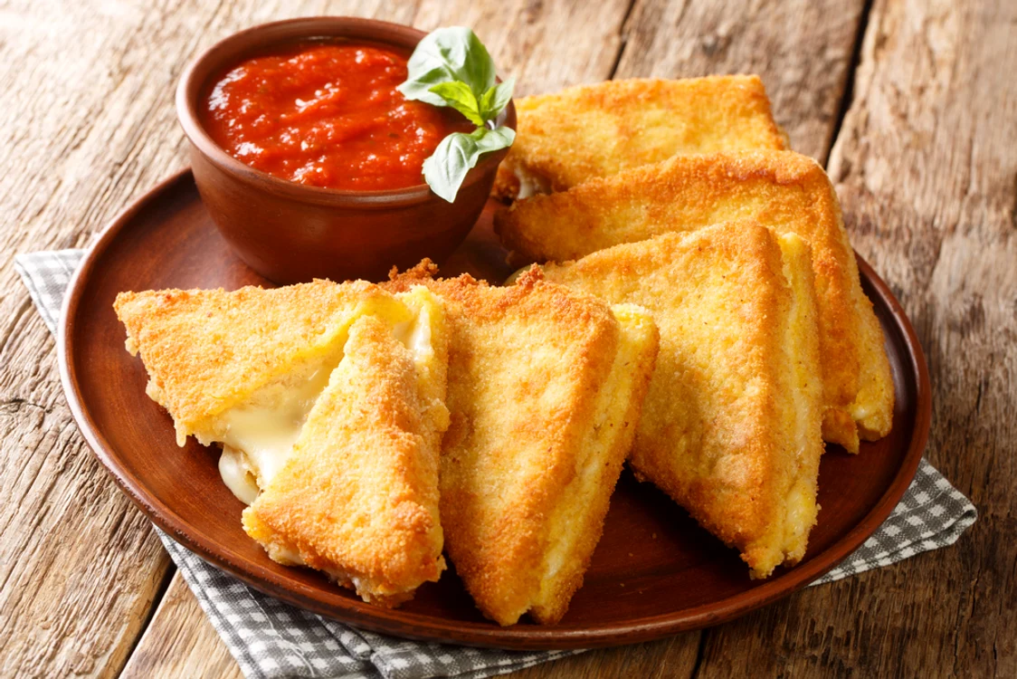 sandvis Mozzarella in carrozza shutterstock 1940644120 jpg