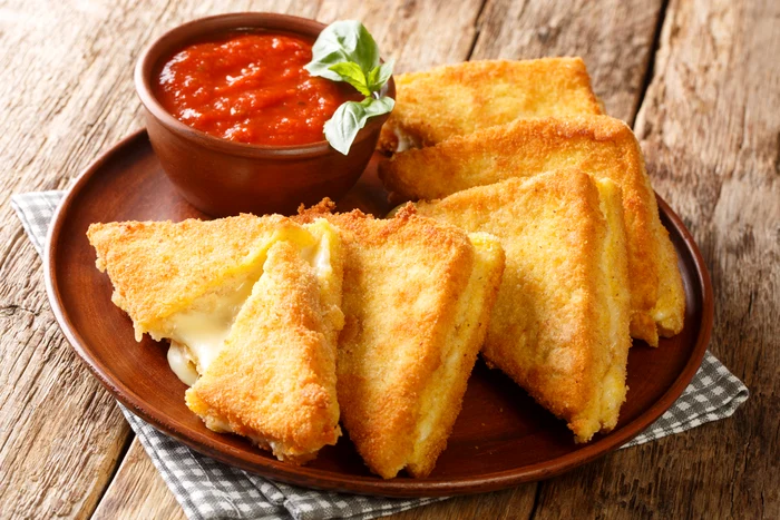 sandvis Mozzarella in carrozza shutterstock 1940644120 jpg