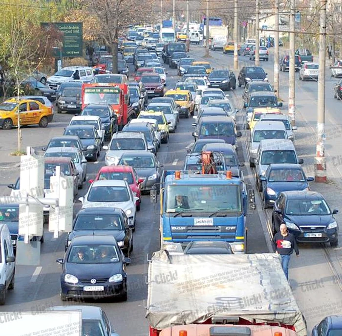 Cozile de mașini se întind pe mai mulți kilometri