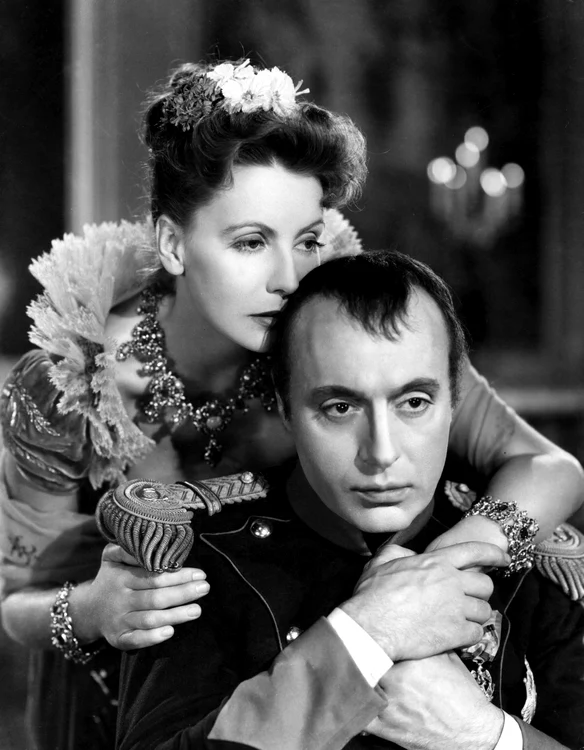 Greta Garbo şi charles Boyer,  în filmul „contesa Walewska”,  regizat de Clarence Brown (1937)