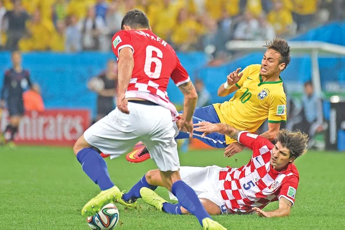 
    Brazilianul Neymar a  marcat o “dublă“ contra  Croaţiei, asigurând victoria  echipei ţării-gazdă (Fotografii: afp/guliver/getty images/reuters)  