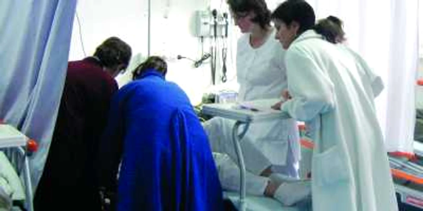 Cadrele medicale intervin pentru îngrijirea unui pacient adus de la un accident