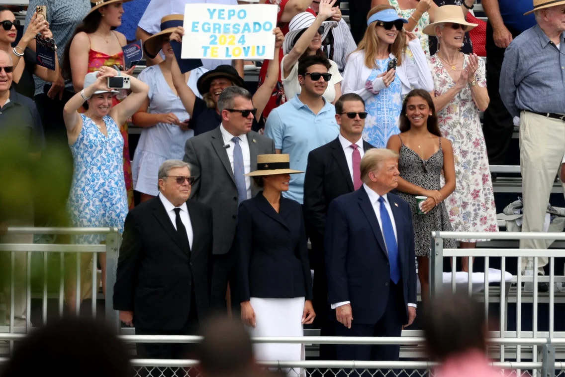 Melania Trump cu tatăl ei, Viktor Knavs, și cu soțul ei, Donald Trump, la absolvirea lui Barron. FOTO: Profimedia