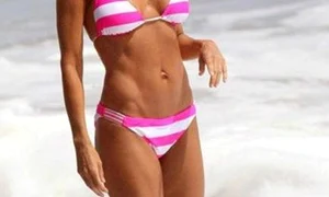 Lisa Rinna face furori când se îmbracă în costum de baie jpeg