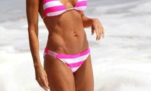 Lisa Rinna face furori când se îmbracă în costum de baie jpeg