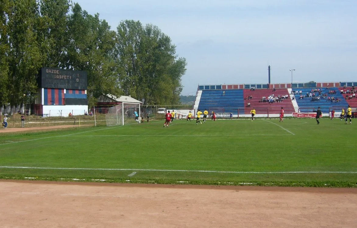 Vom avea teren de fotbal cu gazon sintetic în incinta stadionului