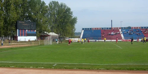 Vom avea teren de fotbal cu gazon sintetic în incinta stadionului