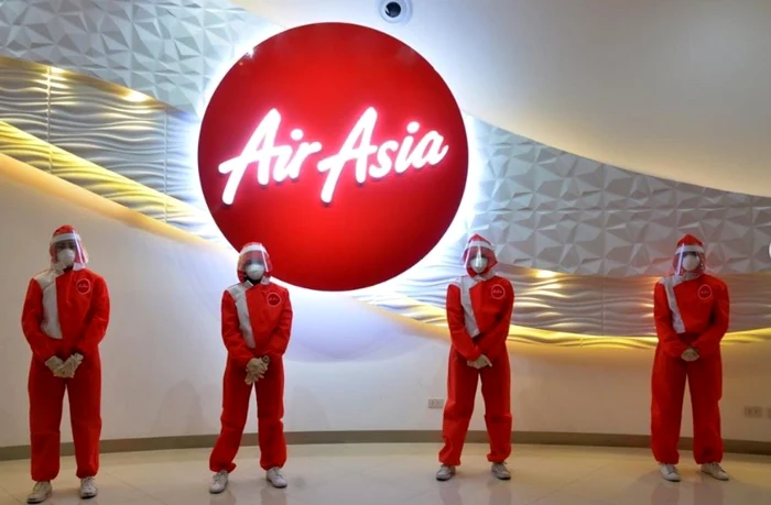 Echipament Air Asia adaptata la coronavirus FOTO pueyquinones/ Instagram