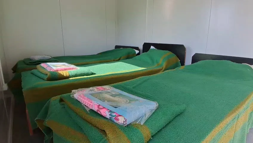 „Ce, noi suntem de containere?!” Revoltă la Slatina: sinistrații refuză ajutorul Primăriei și cer bani de case și materiale de construcții