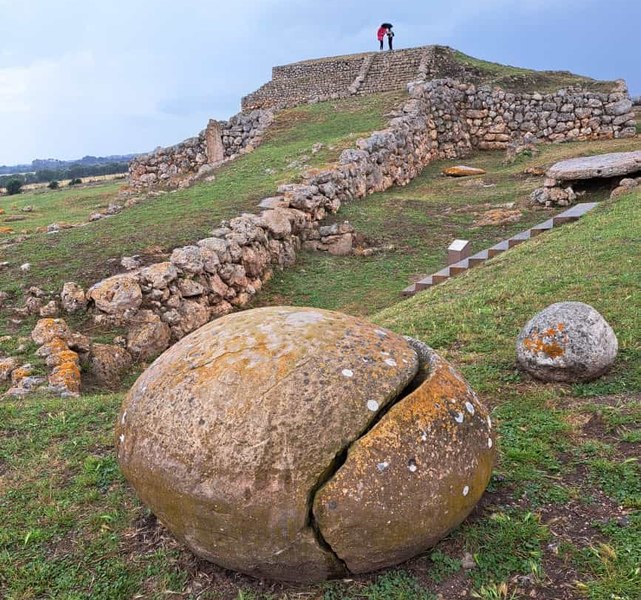 Misteriosul monument arheologic din Sardinia vechi de 6.000 de ani. „Muntele de pietre“ a fost loc de pelerinaj