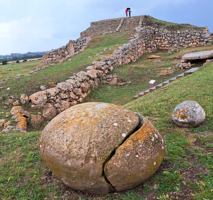 Monte d'Accoddi înseamnă "munte de pietre" FOTO: Facebook Sebastiano Scarpinati