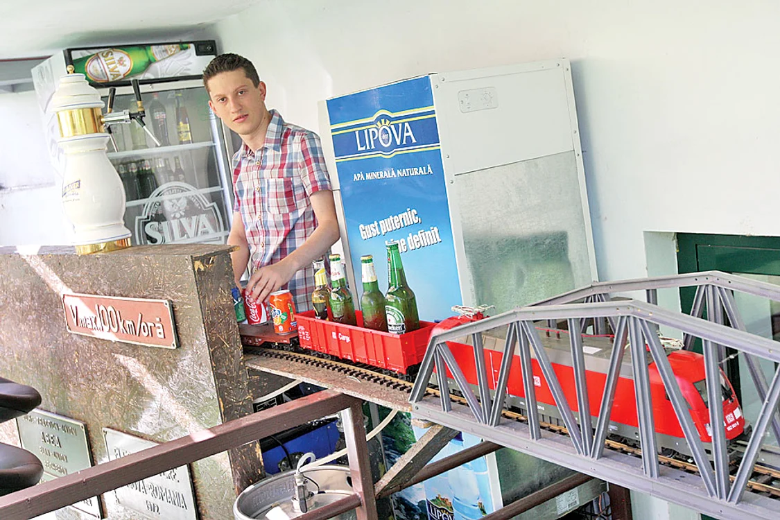 De la bar produsele  solicitate sunt puse  în vagoanele unui tren