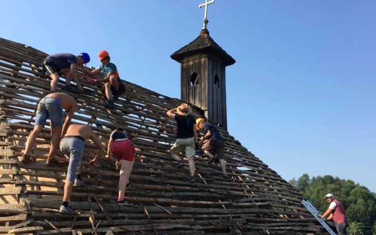Voluntarii de la Ambulanţa pentru Monumente intervin în aceste zile pentru schimbarea acoperişului la biserica din Jupâneşti FOTO Facebook
