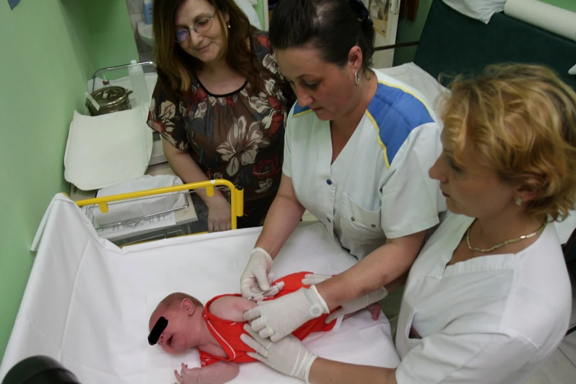 
    Vaccinul e administrat micuților de la 2 la 6 luni  